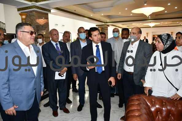 وزير الرياضة ومحافظ البحر الأحمر يتفقدان أعمال التطوير بالمدينة الشبابية بالغردقة.