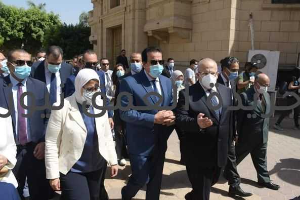 وزيرا التعليم العالي والصحة ورئيس جامعة القاهرة يتفقدون عمليات تطعيم طلاب الجامعة ضد كورونا استعدادًا للعام الدراسي الجديد