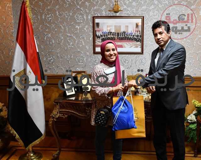 في إطار دعمه وتشجيعه المتواصل للنماذج الناجحة..وزير الشباب يُكرم آيه عصام الدين بائعة غزل البنات