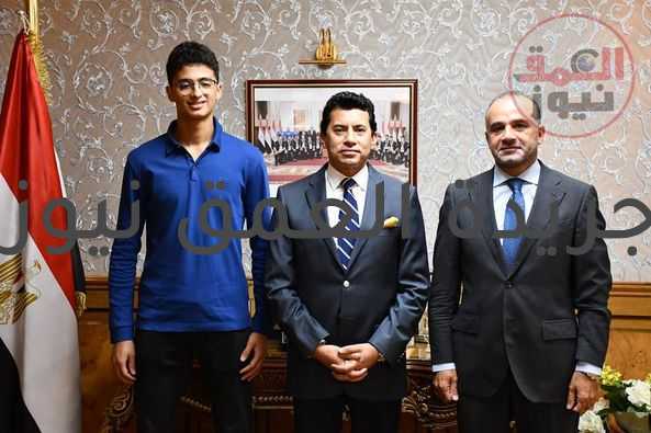 أدهم معتز لاعب منتخب مصر للسلاح يحصل على المركز الأول على العالم