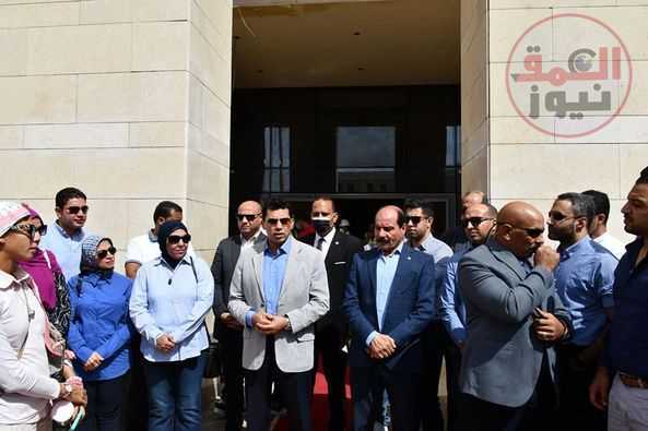 وزير الشباب والرياضة يتفقد مقر الوزارة بالعاصمة الادارية الجديدة برفقة عدد من الموظفين