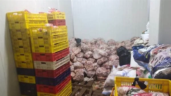ضبط ٤.٥ طن مقطعات وهياكل دواجن فاسدة بالقليوبية