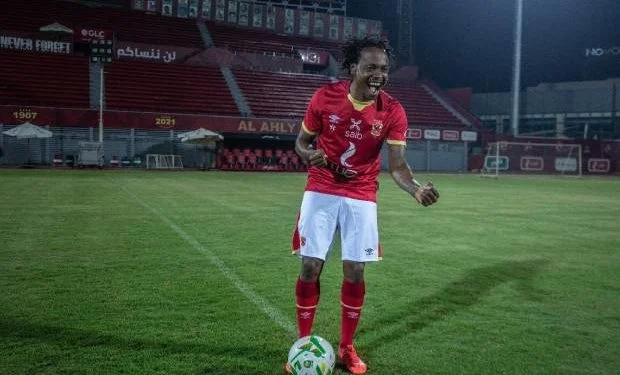 عن رونالدينيو وقدم تريكة وبداية فصل عظيم في حياته بالانتقال للأهلي.. بيرسي تاو يفتح قلبه للجماهير!