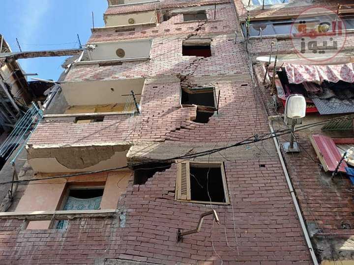 حي غرب الإسكندرية يزيل الخطوره الداهمه بعقار بشارع البدوي من التوفيقيه