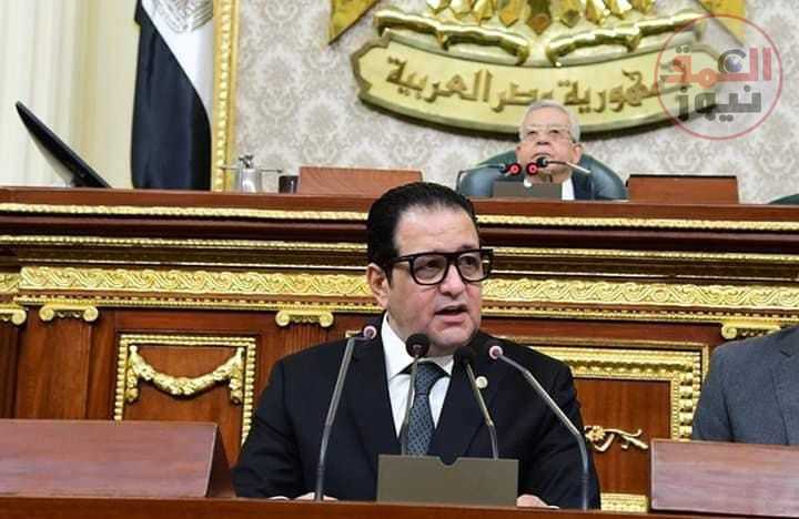 بعد تحقيق ايرادات ٢٠% نقل النواب توافق على موازنه ديوان عام وزارة النقل.. وعابد يتمني ان تحذو كل الهيئات حذوها كتب عبد العزيز كيوان استكملت لجنه النقل والمواصلات بمجلس النواب برئاسة النائب علاء عابد مناقشة مشروع القانون المقدم من الحكومة بربط الموازنة العامة للدولة، وخطة التنمية الاقتصادية والاجتماعية عن العام المالي 2022/2023، فيما يخص:ديوان عام وزارة النقل اليوم الاربعاء . واستعرض اللواء حسام السيسي وكيل عام الوزارة ، ديوان عام وزارة النقل والمواصلات ، والذي اكد علي عدم وجود مطالبات لديوان عام الوزارة بخصوص زيادتها مؤكدا ان هناك زيادة في الايرادات وصلت الي ٢٠ % . واشاد النائب علاء عابد رئيس لجنه النقل والمواصلات بمجلس النواب، بموازنه ديوان عام وزارة النقل ، بتحقيقها فائض وزيادة في الارادات بنسبه ٢٠٪؜ متمنيا ان تحذوا كل الهيئات حذو ديوان عام الوزارة . واشار علاء عابد الي ان دورنا كنواب عن الشعب ، وسلطة تشريعية هو التعاون التام مع السلطه التنفيذيه وليس المراقبه فقط ، واللجنه تتبع نهج مساعدة السلطة التنفيذيه ، ونحن داعمين للحكومه والجميع يعمل من اجل مصلحه المواطن المصري . ومن جانبه اثني النائب الدكتور جمال السعيد، زيادة ايرادات تتجاوز ٢٠ % قائلا: ان هذا رقم كويس ولكن نامل في زيادته، مشيدا بزيادة الحوافز لايجابيه للمتميزين ،ونحن مع الحوافز الاضافية لاضافة المنافسة النزيهه بين العاملين. ووافقت لجنه النقل علي الموازنه الخاصه بديوان عام وزارة النقل والتي للعام المالي الحالي ٢٠٢٢/٢٠٢١ ،وصلت الي ٤٢،٠٦٢،٠٠٠مليون جنيه ، ووصلت الخطة الاستثمارية ٥٠،٠٤٤،٠٠٠ للعام المالي الجديد ٢٠٢٢/٢٠٢٣.
