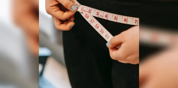 العشاء المتأخر والسمنة.. دراسة تكشف الرابط بينهما
