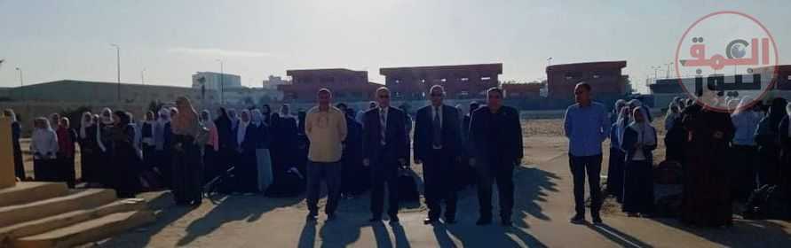 رئيس مجلس أمناء جهاز مدينة النوبارية الجديدة المستشار السيد الفيل يطمئن على سير العملية التعليمية وصحة الطلاب بحضور طابور الصباح اليوم بمدرسة النوبارية الثانوية الصناعية