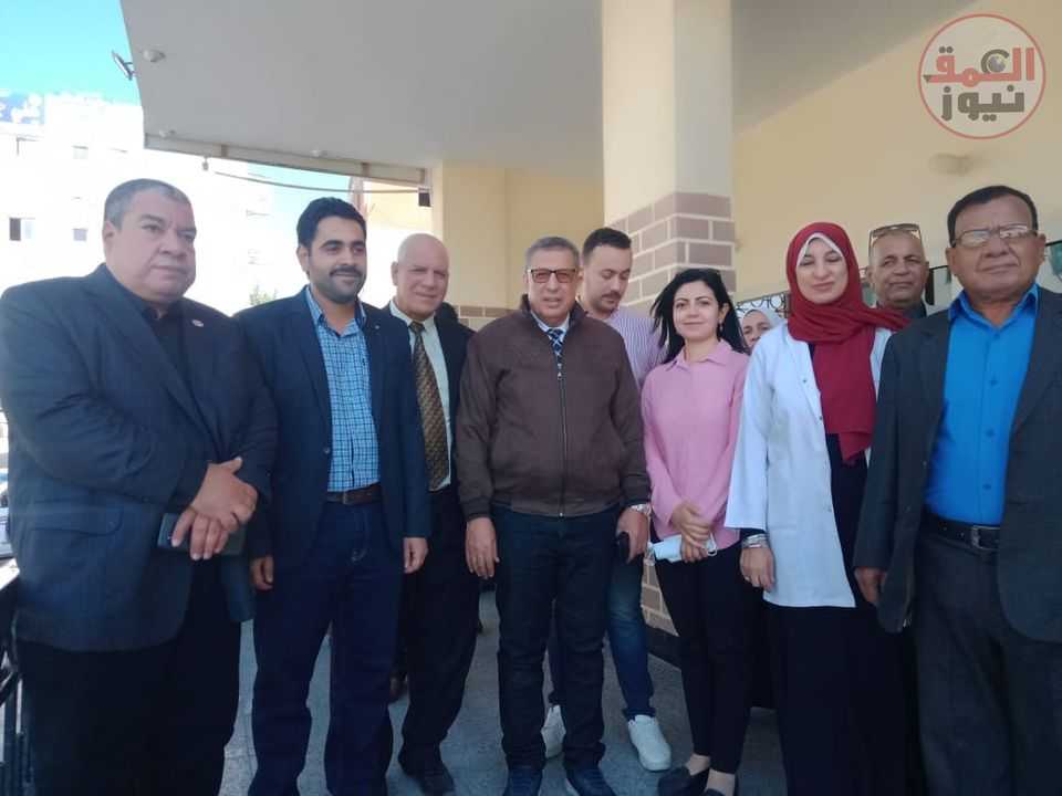 وكيل وزارة التربية التعليم بالبحيرة الأستاذ يوسف الديب والدكتور أحمد إسماعيل رئيس الجهاز والمستشار السيد الفيل رئيس مجلس أمناء النوبارية يتابعون حالة الطالب المصاب في حريق مصنع أسطوانات الأوكسجين بالنوبارية بالأمس(العمق نيوز)