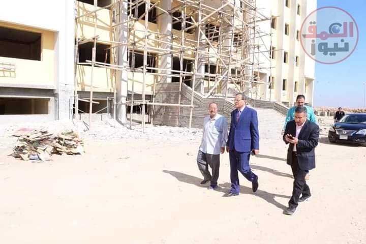 رئيس جامعة سوهاج يتابع الإنشاءات الجديدة لمبانى كليات الصيدلة و الحقوق وطب الأسنان والمركزية(العمق نيوز)