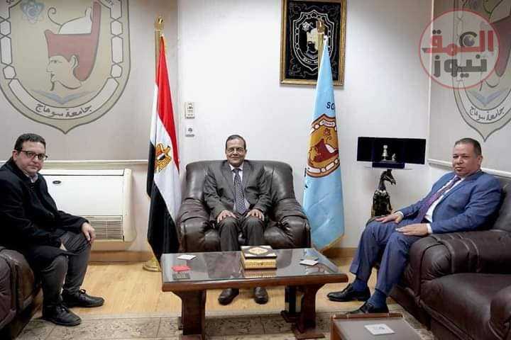 جامعة سوهاج تبحث سبل التعاون مع مدرسة المتفوقين للعلوم والتكنولوجيا.. وتعلن عن التقدم لجائزة المبدع الصغير(العمق نيوز)
