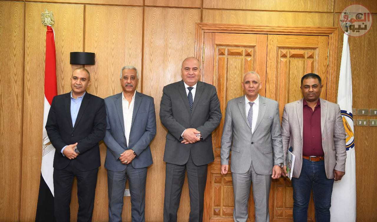محافظ قنا يوقع بروتكول تعاون مع شركة مياه الشرب لإنشاء محطات وشبكات مياه الشرب والصرف الصحي بمدينة الأمل(العمق نيوز)