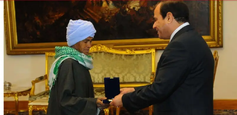 مصرية تنكرت بزي الرجال لتربية ابنتها.. تقاضي فنانة شهيرة