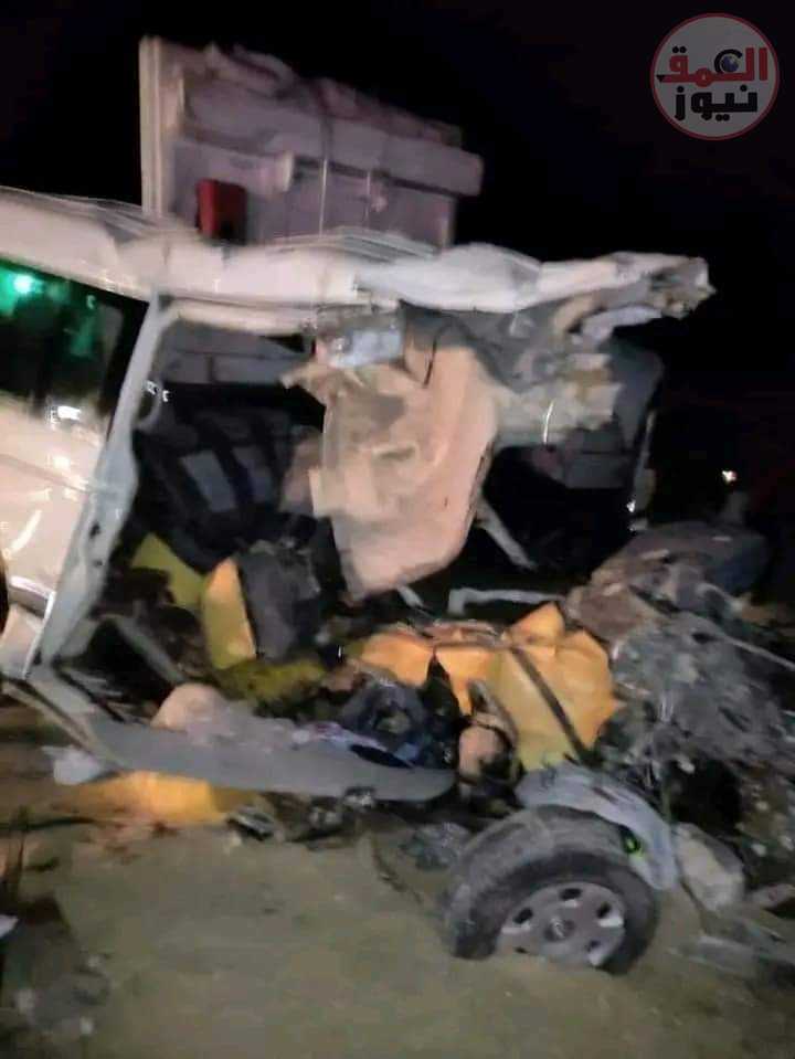 مصرع 14 شخص في حادث تصادم سيارة نقل بميكروباص بطريق الداخلة(العمق نيوز)
