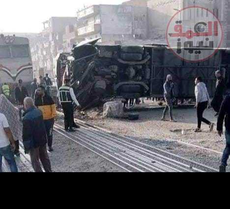 تفاصيل حادث تصطادم قطار بأتوبيس طلاب الزقازيق (العمق نيوز)