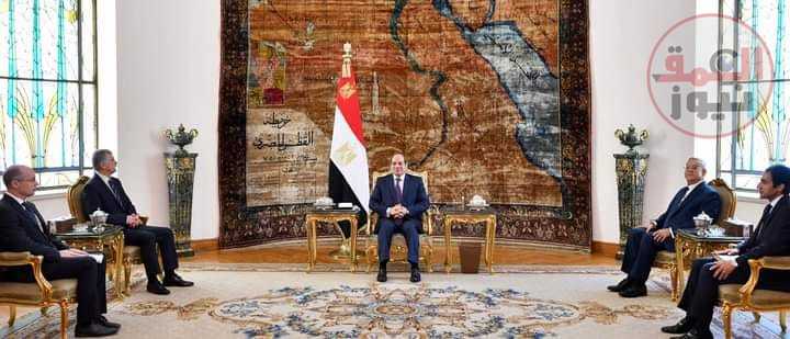 "استقبل السيد الرئيس عبد الفتاح السيسي اليوم الدكتور لاسلو كوفر، رئيس الجمعية الوطنية المجرية، وذلك بحضور المستشار حنفي جبالي رئيس مجلس النواب، والسفير أندراس كوفاكس سفير جمهورية المجر بالقاهرة".(العمق نيوز)