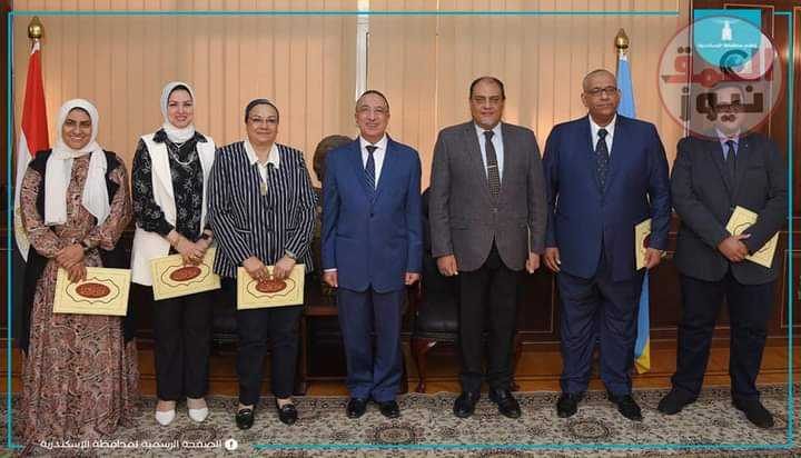 في إطار فعاليات مؤتمر المناخ العالميCOP27، كرم اللواء محمد الشريف #محافظ_الإسكندرية، بمكتبه اليوم، أعضاء اللجنة التنفيذية للمبادرة الوطنية للمشروعات الخضراء الذكية(العمق نيوز)