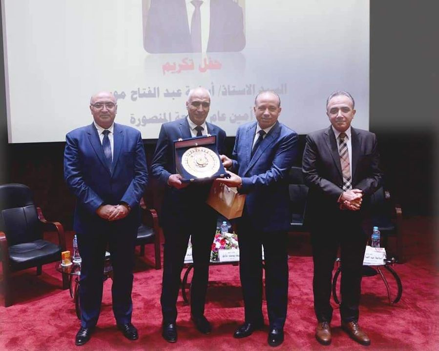 جامعة المنصورة تكرم امين عام الجامعة الأستاذ أسامة موسي