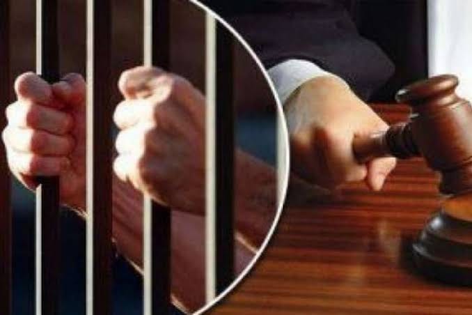 النيابة تأمر بحبس أب وأم لإتهامهما بقتل طفلهما الرضيع.