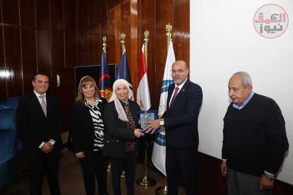 جبران : يشيد بدور المرأة المصرية العظيمة صانعة مجد الوطن بمنار مصر للبترول