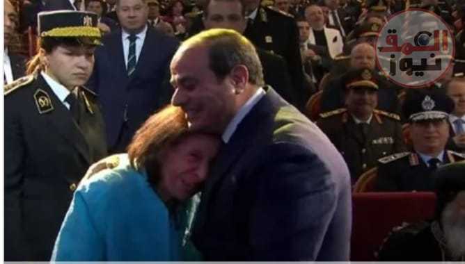 السيسي يقبل رأس أرملة اللواء دكتور عبد الكريم درويش