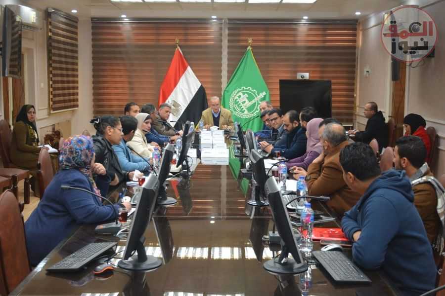 محافظ القليوبية يعقد إجتماعاً موسعاً لمناقشة البدء بأعمال رصف المنطقة المحيطة بالترعة البولاقية