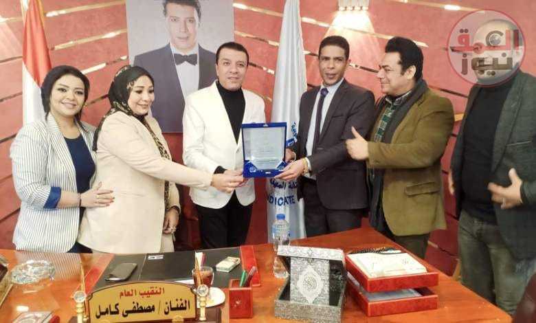اتحاد الشباب العربي يكرم نقيب المهن الموسيقية