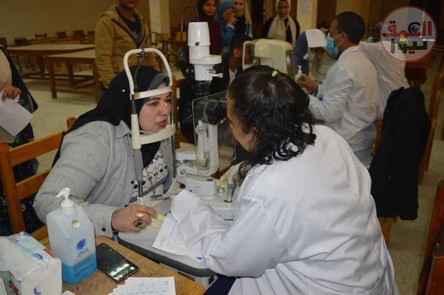 قافلة طبية لفحص أمراض العيون بكليتى الحقوق والتجارة بقنا