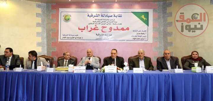 محافظ الشرقية يكرم جامعة هليوبوليس فى إحتفالية يوم الصيدلى المثالى