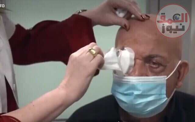 في عملية جراحية هي الأولى من نوعها، رجل كفيف من حيفا يستعيد بصره بعد خضوعه لعملية زرع قرنية اصطناعية