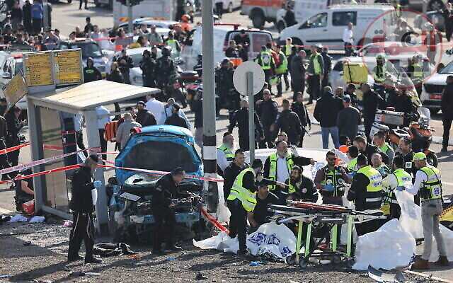 مقتل شخصين، من بينهم طفل (6 سنوات)، في هجوم دهس بالقدس؛ مقتل السائق بالرصاص