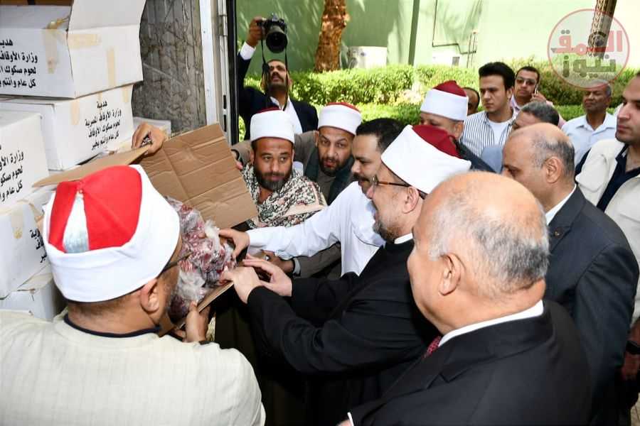 ضمن مبادرة “حق الوطن” وزير الأوقاف ومحافظ قنا يتفقدان توزيع 2 طن من لحوم صكوك الأوقاف