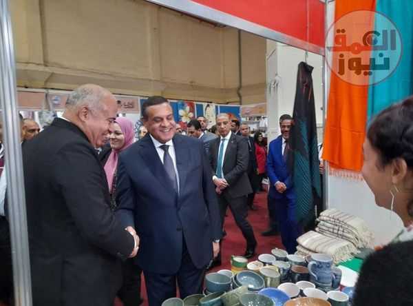 وزيرى التنمية المحلية والبيئة ومحافظ قنا يتفقدون منصة أيادي مصر بمعرض القاهرة الدولي