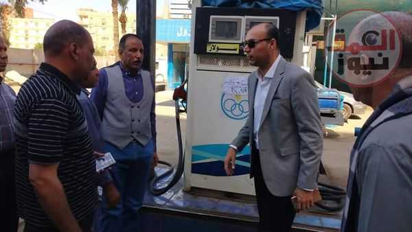 رئيس المركز يقود حملة مكبرة لمتابعة انتظام حركة مواقف السيارات والتزام السائقين بتعريفة الأجرة