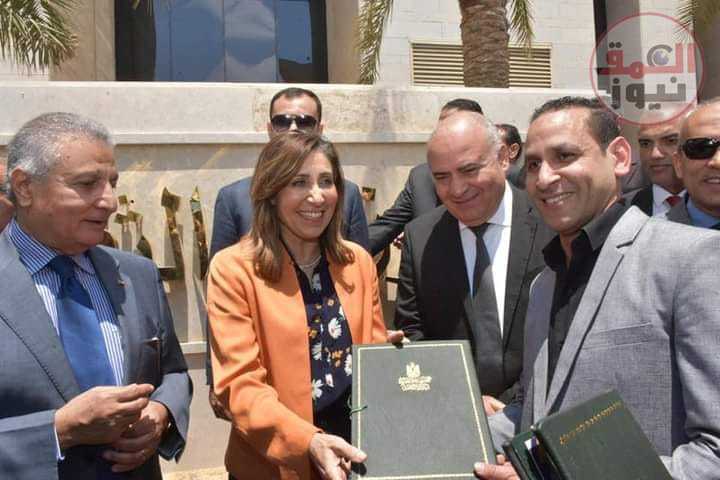 " وزيرة الثقافة " تشهد مراسم إطلاق المكتبات المتنقلة لـ 6 محافظات من العاصمة الإدارية الجديدة