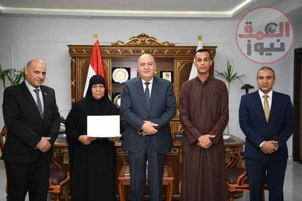 محافظ قنا يكرم الامهات المثاليات