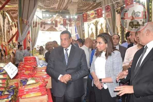 وزير التنمية المحلية ونائب محافظ البحيرة يفتتحان معرضاً للسلع الغذائية بمدينة إيتاى البارود