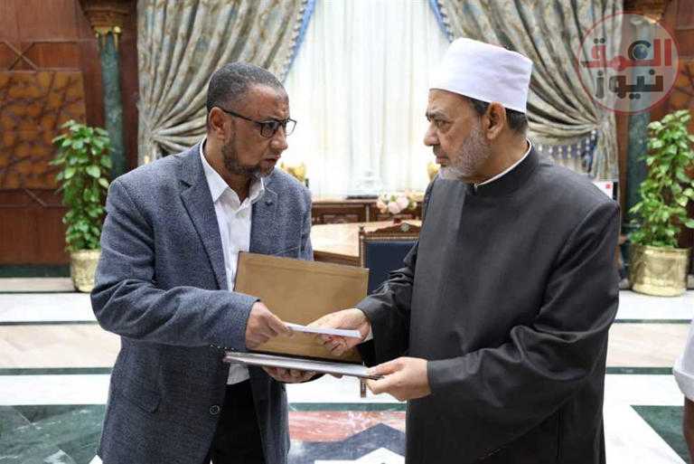 شيخ الأزهر يستقبل والد الطالب رابع الثانوية الأزهرية الراحل للتعزية