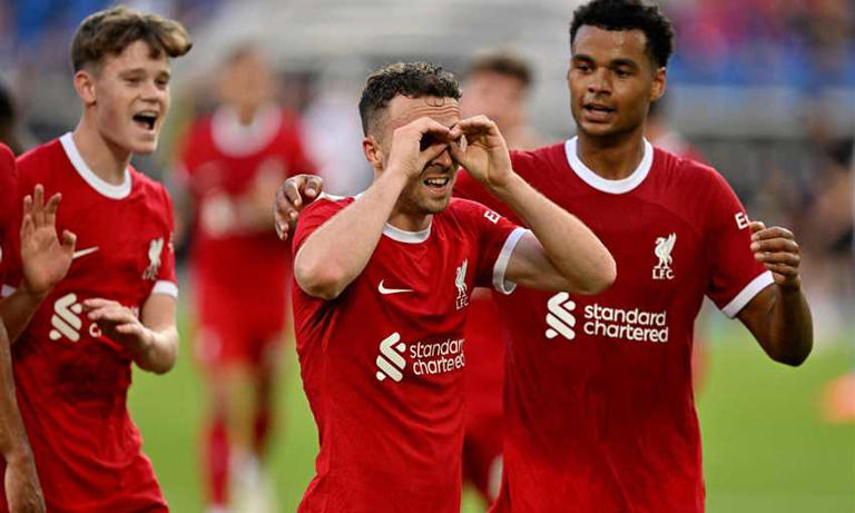 أكد أرني سلوت مدرب ليفربول غياب أليسون بيكر وكونور برادلي وفيديريكو كييزا وهارفي إليوت وديوجو جوتا عن الفريق في مباراة لايبزيج. ويحل ليفربول ضيفا على لايبزيج ضمن الجولة الثالثة من مرحلة الدوري بدوري أبطال أوروبا يوم الأربعاء. وقال سلوت في تصريحات للصحفيين: "سيغيب كل من كونور برادلي وهارفي إليوت وفيديريكو كييزا وأليسون عن لقاء لايبزيج، وهذا يعني أن لدينا بعض المشكلات في الوقت الحالي". وأضاف "لقد تعرض جوتا لإصابة في مباراة تشيلسي يوم الأحد، أعتقد أن لاعب تشيلسي سقط عليه وتسبب في إصابته لدرجة أنه لم يتمكن من الاستمرار في اللعب ولم يتمكن من المشاركة ضد لايبزيج". وشدد الهولندي "لا أعرف المدة التي سيغيب فيها جوتا، يتعين علينا أن نرى كم من الوقت سيستغرق ذلك". [image:2] فيما أوضح أن فيديريكو كييزا الذي انتقل إلى ليفربول قادما من يوفنتوس في الصيف الماضي يعاني من مشاكل بدنية بسبب غيابه عن فترة ما قبل الموسم. وأفاد "من المخيب للآمال بالنسبة له أنه يدخل ويخرج من جلسات التدريب طوال الوقت. أشعر بالأسف عليه". وأتم "لكن كييزا وقع عقدًا طويل الأمد، لذا سنرى ما سيقدمه لنا. لكن في الوقت الحالي، لسوء الحظ، لم يشارك في تشكيلة الفريق سوى مرة أو مرتين فقط". ويملك ليفربول 6 نقاط من مباراتين بدوري أبطال أوروبا بنظامه الجديد