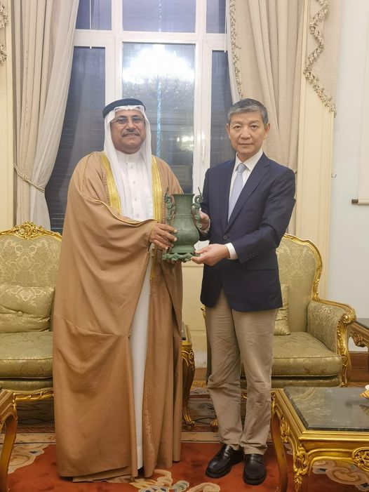 سفير الصين بالقاهرة يكرم "العسومي" ويقدم له الشكر على دوره في تعزيز العلاقات العربية الصينية