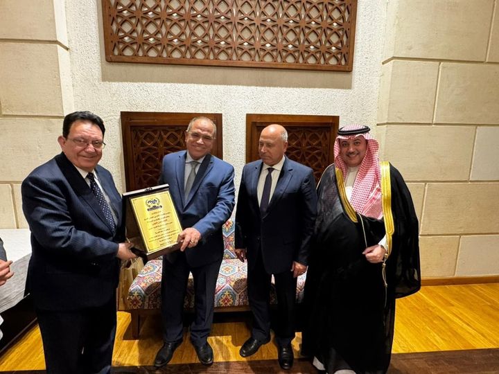 "الاتحاد العربي للنقل البري" يوجه الشكر للرئيس السيسي ويكرم كامل الوزير