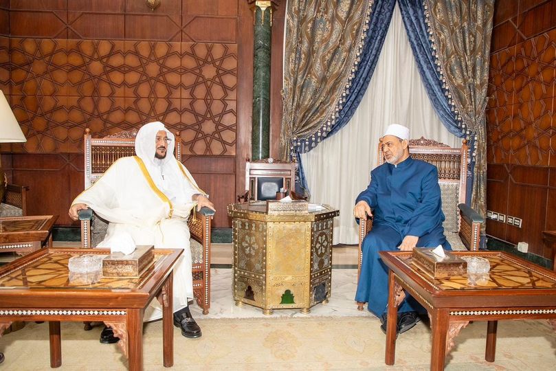 وزير الشؤون الإسلامية يقدم واجب العزاء لفضيلة شيخ الأزهر في وفاة شقيقته