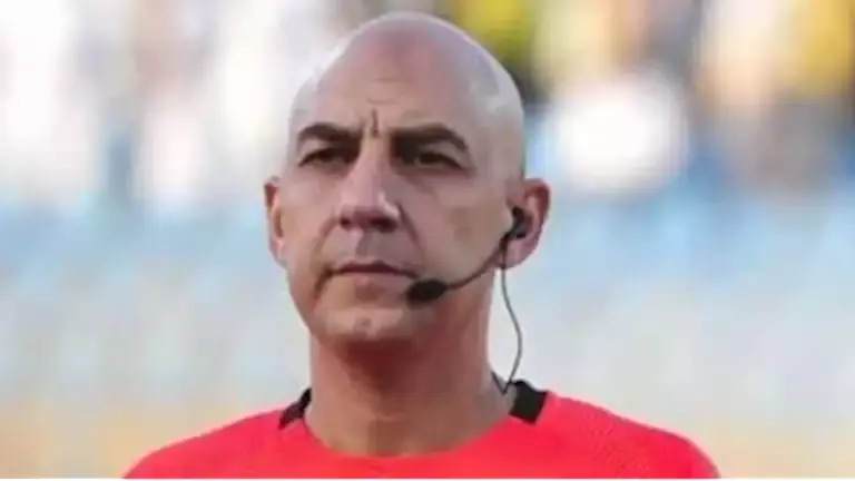 كشف أحمد العدوي محامي الحكم الدولي محمد عادل، عن تحرك جديد في قضية تسريب حديث الأخير مع غرفة "الفار" في مباراة الزمالك والبنك الأهلي، في الجولة الأولى بالدوري المصري. وقال العدوي في تصريحات خاصة لـ"مصراوي": "خلال ساعة سنقدم شكوى في برنامج إبراهيم فايق "الكورة مع فايق" في المجلس الأعلى لتنظيم الإعلام". وتابع: "المقطع الصوتي المسرب ليس كاملا، ومشكلتنا ليست في الكلام المسرب، بل في الغرض من التسريب محاولة ظهوره بشكل مسيء، وأن محمد عادل قام بتغيير كلامه". وفي تصريحاته لمصراوي، اتهم العدوي طرفا لم يسمه بـ"فبركة أجزاء من المقطع الصوتي بالتعديل عليه والإضافة". وتابع: "عربة الفار تكون في معزل عن الملعب، وظهر في المقطع الصوتي ضوضاء وصوت سيارات، كما أن التوقيت الذي توقفت فيه في المباراة ولغة الشفاه تختلف عن التسجيل".