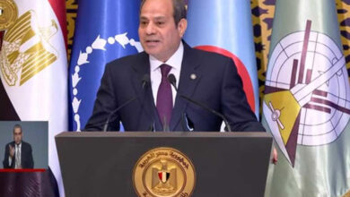 أعرب الرئيس عبدالفتاح السيسي عن خالص تعازيه في وفاة البابا فرنسيس، بابا الفاتيكان، مشيدا بمسيرته الحافلة بالإنسانية «الرائعة». وجاءت تصريحات الرئيس السيسي، في كلمة ألقاها خلال حفل تخرج الدورة التدريبية الثانية لوزارة الأوقاف بالأكاديمية العسكرية. قال الرئيس عبدالفتاح السيسي، إنه لن ينسى في هذه المناسبة أن يقدم التعازي في وفاة بابا الفاتيكان، واصفا إياه بالشخصية العظيمة، فضلا عن إسهامه «الرائع جدا جدا في الإنسانية»، مضيفا كل التعازي في بابا الفاتيكان. واليوم الثلاثاء، أعلن الفاتيكان، عن موعد إقامة جنازة البابا فرنسيس، موضحا أنها ستُقام يوم السبت المقبل، في الساعة 10 صباحًا بالتوقيت المحلي، بحسب ما نقلته شبكة الـ«CNN» الأمريكية. وبحسب الشبكة الأمريكية، سيتم نقل نعش البابا فرنسيس إلى كاتدرائية القديس بطرس، غدا الأربعاء، في الساعة 9 صباحًا بالتوقيت المحلي. وأمس الإثنين أعلن الفاتيكان وفاة البابا فرانشيسكو، أول زعيم من أمريكا اللاتينية للكنيسة الكاثوليكية، عن عمر ناهز 88 عاما، بعد تدهور حالته الصحية منذ 18 فبراير.