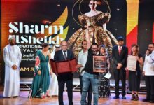 "ماسح الأحذية" تتوج بجائزة أفضل عرض متكامل في مهرجان شرم الشيخ الدولي للمسرح الشبابي كتبت : شوق عبد اللطيف برعاية وزارة الثقافة المصرية برئاسة الدكتور أحمد هنو، ووزارة السياحة والآثار برئاسة الوزير شريف فتحي، والهيئة المصرية العامة للتنشيط السياحي برئاسة المهندس أحمد يوسف. اختُتمت فعاليات الدورة العاشرة من مهرجان شرم الشيخ الدولي للمسرح الشبابي، وشهد الحفل الذي ترأسه المخرج مازن الغرباوي، توزيع الجوائز على نخبة من أبرز العروض المشاركة. وقد نالت مسرحية “ماسح الأحذية” جائزة أفضل عرض مسرحي متكامل ضمن مسابقة المونودراما، وهي الجائزة المقدّمة من الرئيس الفخري للهيئة الدولية للمسرح محمد سيف الأفخم. المسرحية من تأليف د. خالد الجابر، وتصميم وتنفيذ السينوغرافيا والإخراج لحافظ خليفة، فيما جسّد الفنان محمد العباسي الدور الرئيس. ويطرح العمل قضايا إنسانية معاصرة بلغة مسرحية شاعرية وعميقة، وهو ما أسهم في تحقيق حضور لافت على الساحة العربية. وسبق للمسرحية أن حققت سلسلة من النجاحات، من بينها جائزة أفضل نص وأفضل إضاءة في مهرجان قرطاج الدولي للمونودراما في تونس، إضافة إلى جائزة أفضل نص مسرحي وجائزة تكريم للإخراج في مهرجان الكويت الدولي للمونودراما الشهر الماضي. وخلال حفل الختام، أعرب وزير الثقافة المصري الدكتور أحمد فؤاد هنو عن سعادته بالمشاركة في هذه الدورة، مؤكدًا أن المهرجان أصبح منصة حيّة تحتضن الطاقات الإبداعية الشابة وتمنحهم مساحة للتعبير عن رؤاهم الفنية، بما يثري المشهد المسرحي العربي والدولي. وأضاف أن المهرجان يمثل فرصة لتبادل الخبرات وتعزيز الحوار المسرحي بين مختلف الثقافات. من جهته، أكّد د. خالد الجابر أن تتويج “ماسح الأحذية” في هذا المحفل الدولي يعكس قيمة العمل المسرحي العربي حين تتكامل فيه الرؤية الفنية مع الإبداع الأدائي والسينوغرافي، مشيرًا إلى أن هذا النجاح يشجّع على مواصلة المشاركات في المهرجانات العريقة وتقديم أعمال مسرحية تحمل رسائل إنسانية عميقة. وأضاف أن المشاركة في مهرجان شرم الشيخ الدولي للمسرح الشبابي أسهمت في فتح آفاق جديدة للتعاون وتبادل الخبرات، بما يعزّز حضور المسرح العربي على الساحة العالمية ويضيء مسارات جديدة للإبداع وحملت الدورة العاشرة اسم الفنانة الكبيرة إلهام شاهين تكريمًا لمسيرتها الفنية وإسهاماتها في دعم المسرح، فيما يرأس اللجنة العليا للمهرجان هشام سليمان، وتحمل الفنانة سميحة أيوب الرئاسة الشرفية. كما حظي المهرجان بدعم كامل من محافظة جنوب سيناء برئاسة اللواء الدكتور خالد مبارك، في إطار تعاون مؤسسي يعزز التنمية الثقافية والسياحية في المنطقة.