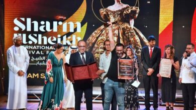 "ماسح الأحذية" تتوج بجائزة أفضل عرض متكامل في مهرجان شرم الشيخ الدولي للمسرح الشبابي كتبت : شوق عبد اللطيف برعاية وزارة الثقافة المصرية برئاسة الدكتور أحمد هنو، ووزارة السياحة والآثار برئاسة الوزير شريف فتحي، والهيئة المصرية العامة للتنشيط السياحي برئاسة المهندس أحمد يوسف. اختُتمت فعاليات الدورة العاشرة من مهرجان شرم الشيخ الدولي للمسرح الشبابي، وشهد الحفل الذي ترأسه المخرج مازن الغرباوي، توزيع الجوائز على نخبة من أبرز العروض المشاركة. وقد نالت مسرحية “ماسح الأحذية” جائزة أفضل عرض مسرحي متكامل ضمن مسابقة المونودراما، وهي الجائزة المقدّمة من الرئيس الفخري للهيئة الدولية للمسرح محمد سيف الأفخم. المسرحية من تأليف د. خالد الجابر، وتصميم وتنفيذ السينوغرافيا والإخراج لحافظ خليفة، فيما جسّد الفنان محمد العباسي الدور الرئيس. ويطرح العمل قضايا إنسانية معاصرة بلغة مسرحية شاعرية وعميقة، وهو ما أسهم في تحقيق حضور لافت على الساحة العربية. وسبق للمسرحية أن حققت سلسلة من النجاحات، من بينها جائزة أفضل نص وأفضل إضاءة في مهرجان قرطاج الدولي للمونودراما في تونس، إضافة إلى جائزة أفضل نص مسرحي وجائزة تكريم للإخراج في مهرجان الكويت الدولي للمونودراما الشهر الماضي. وخلال حفل الختام، أعرب وزير الثقافة المصري الدكتور أحمد فؤاد هنو عن سعادته بالمشاركة في هذه الدورة، مؤكدًا أن المهرجان أصبح منصة حيّة تحتضن الطاقات الإبداعية الشابة وتمنحهم مساحة للتعبير عن رؤاهم الفنية، بما يثري المشهد المسرحي العربي والدولي. وأضاف أن المهرجان يمثل فرصة لتبادل الخبرات وتعزيز الحوار المسرحي بين مختلف الثقافات. من جهته، أكّد د. خالد الجابر أن تتويج “ماسح الأحذية” في هذا المحفل الدولي يعكس قيمة العمل المسرحي العربي حين تتكامل فيه الرؤية الفنية مع الإبداع الأدائي والسينوغرافي، مشيرًا إلى أن هذا النجاح يشجّع على مواصلة المشاركات في المهرجانات العريقة وتقديم أعمال مسرحية تحمل رسائل إنسانية عميقة. وأضاف أن المشاركة في مهرجان شرم الشيخ الدولي للمسرح الشبابي أسهمت في فتح آفاق جديدة للتعاون وتبادل الخبرات، بما يعزّز حضور المسرح العربي على الساحة العالمية ويضيء مسارات جديدة للإبداع وحملت الدورة العاشرة اسم الفنانة الكبيرة إلهام شاهين تكريمًا لمسيرتها الفنية وإسهاماتها في دعم المسرح، فيما يرأس اللجنة العليا للمهرجان هشام سليمان، وتحمل الفنانة سميحة أيوب الرئاسة الشرفية. كما حظي المهرجان بدعم كامل من محافظة جنوب سيناء برئاسة اللواء الدكتور خالد مبارك، في إطار تعاون مؤسسي يعزز التنمية الثقافية والسياحية في المنطقة.