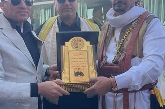 رزق بو عبيد المعبدى بعد النجاح الكبير للمهرجان الدولي بالوادي الجديد، شهدت الاحتفالية التراثية الأولى لحظة تقدير مستحقة، حيث تقدمتُ بتكريم معالي الوزير الدكتور أشرف صبحي، وزير الشباب والرياضة، باسم فرسان مطروح،